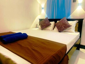 Habitació doble Comfort, vistes a la muntanya | Caixa forta a l'habitació i escriptori 