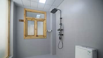 Comfort-dobbeltværelse | Badeværelse | Gratis toiletartikler, hårtørrer, håndklæder, Shampoo