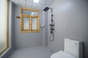 Comfort-dobbeltværelse | Badeværelse | Gratis toiletartikler, hårtørrer, håndklæder, Shampoo