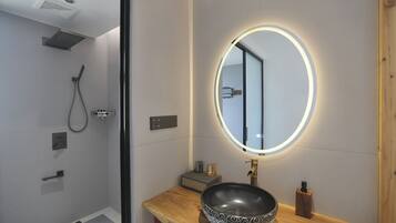 Habitación Deluxe doble | Baño | Artículos de higiene personal gratuitos, secador de pelo y toallas