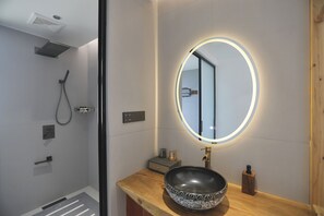 Artículos de tocador gratuitos, secador de pelo, toallas, shampoo