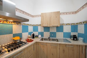 Microwave, oven, stovetop - Barbera House B (Positano)