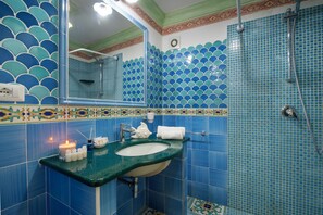 Shower, hair dryer, bidet, towels - Barbera House B (Positano)