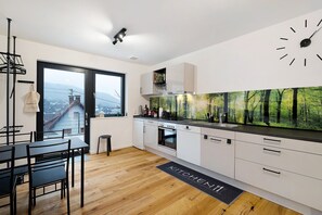 Fridge, oven, stovetop, dishwasher - Apartment 'Weitblick' with Mountain Views – Nature, Tranquility & Adventure (Loffenau)