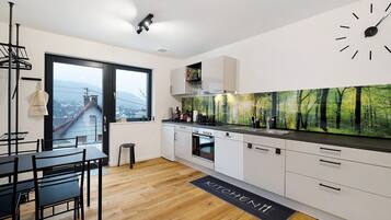 Fridge, oven, stovetop, dishwasher