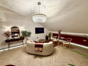 TV - Boutique Studio Gold Bath in Jewellery Quarter BHM (Birmingham)