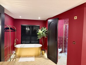 Douche, sèche-cheveux, serviettes fournies, shampoing