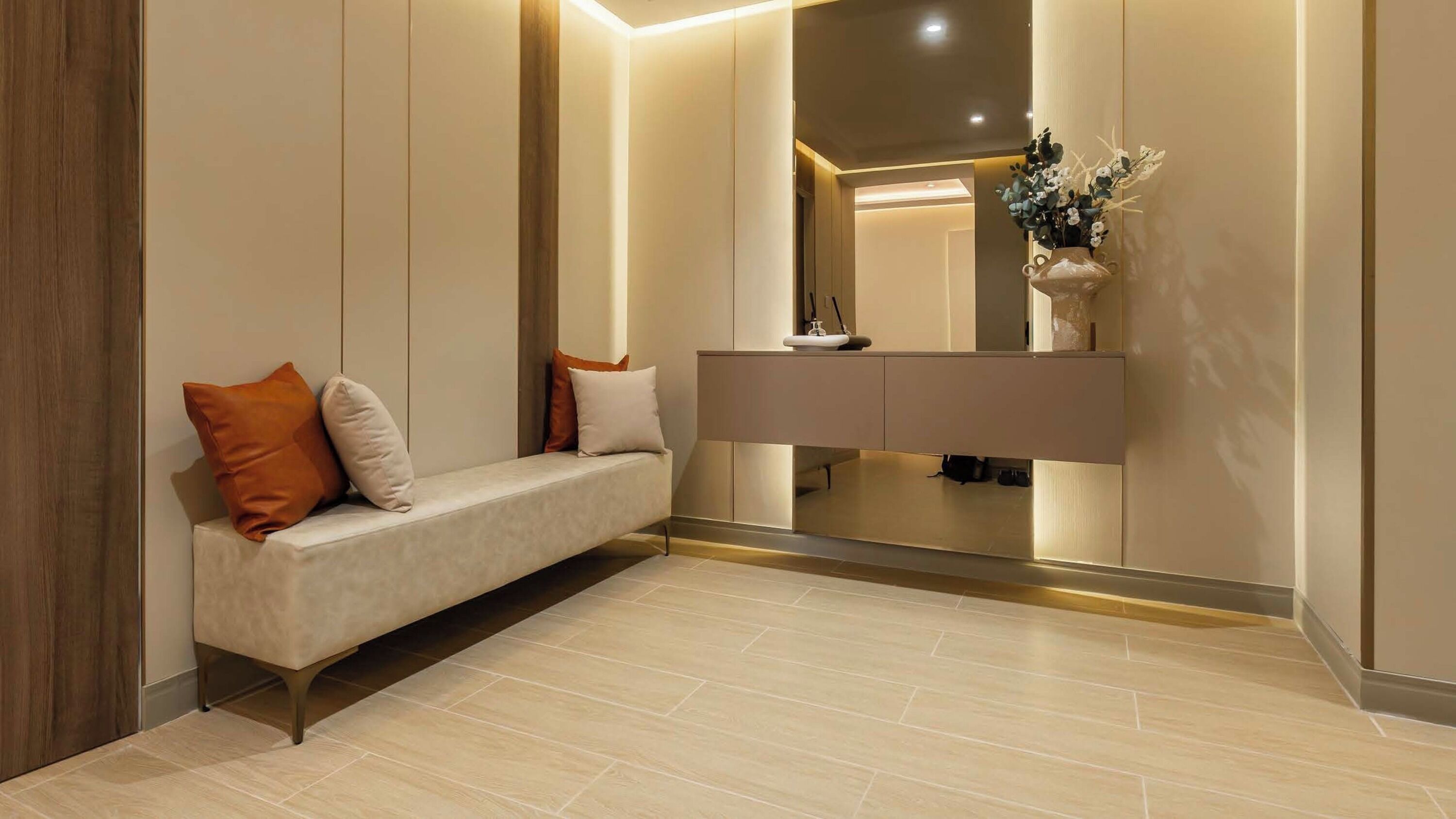 Een moderne badkamer met een wastafelmeubel, een bankje en een spiegel.