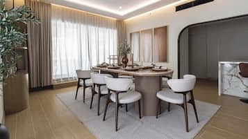 Luxury Penthouse, Private Pool, Marina View | Dining