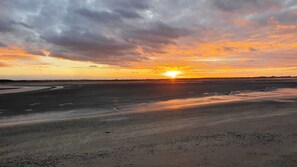 A wide, flat landscape with a sunset over a barren terrain. - The pearl of Le Crotoy sea view (Le Crotoy)