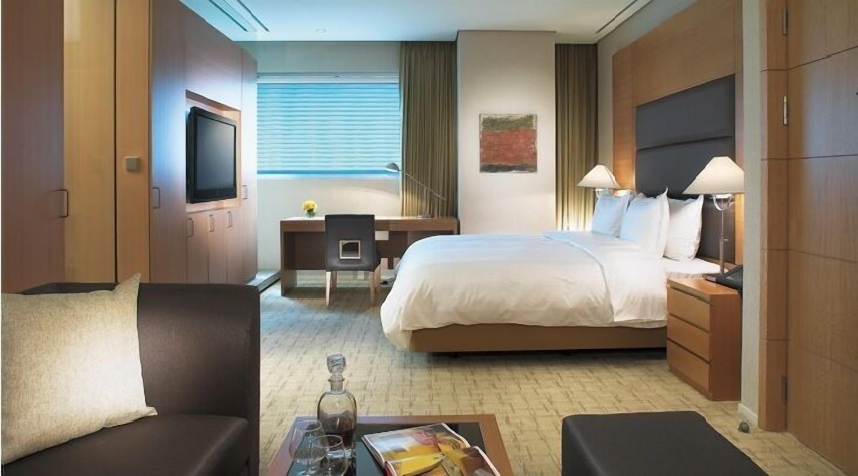 Caja de seguridad en la habitación y espacio para trabajar con laptop 