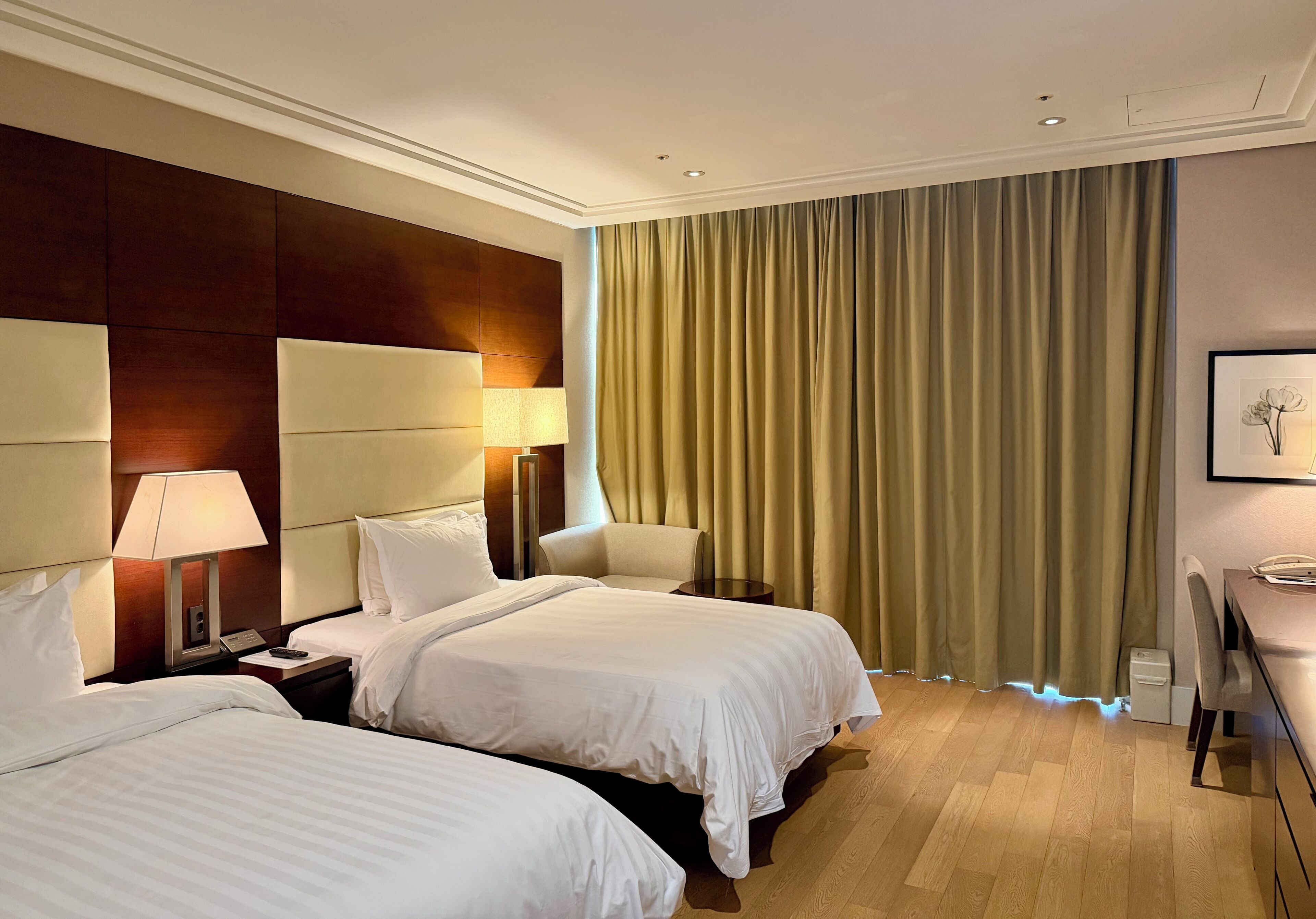 Caja de seguridad en la habitación y espacio para trabajar con laptop 