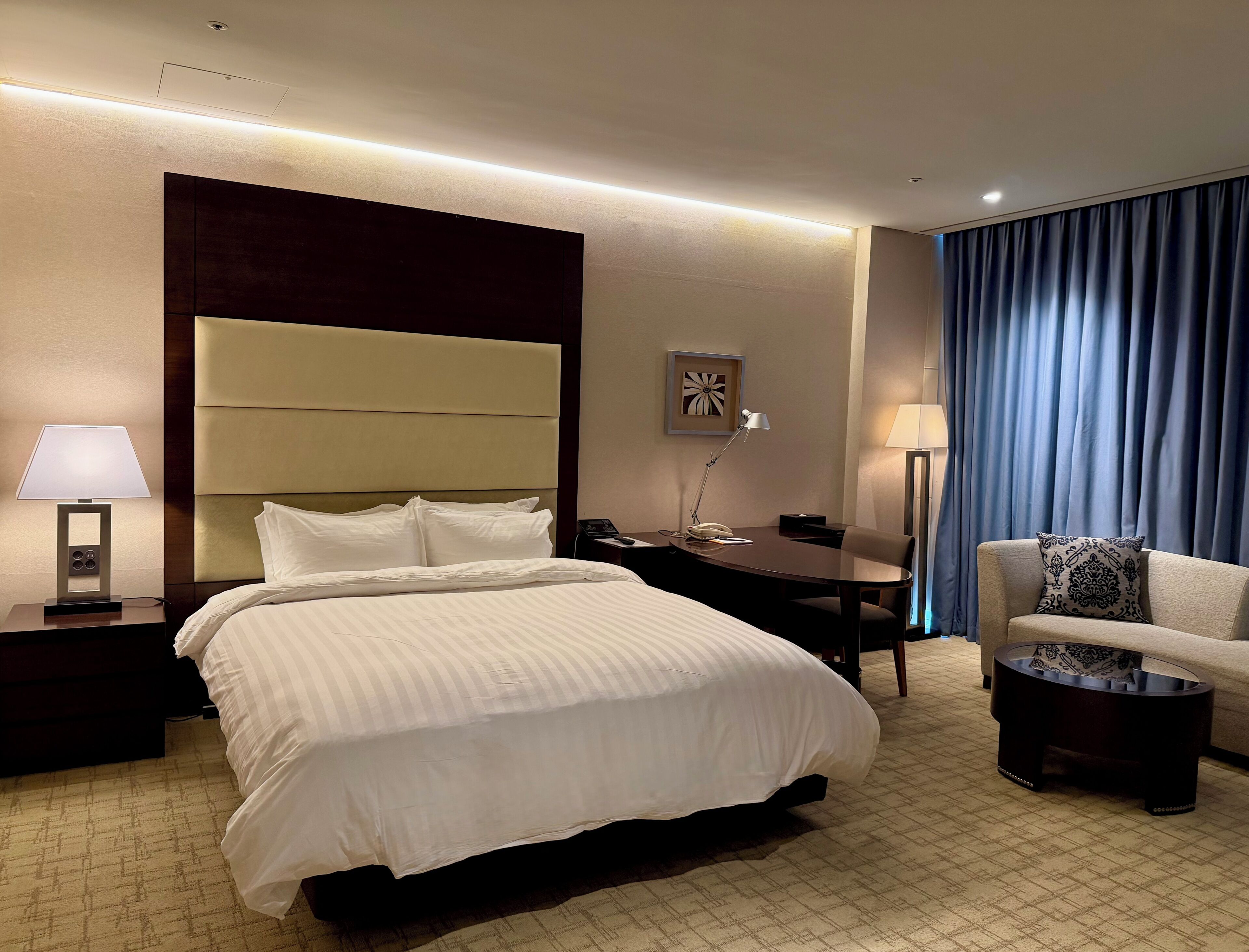 Caja de seguridad en la habitación y espacio para trabajar con laptop 