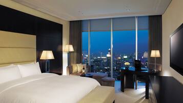 In-room safe, laptop workspace, blackout drapes, iron/ironing board