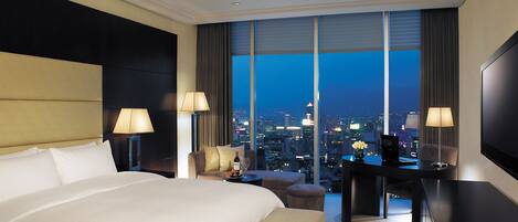 In-room safe, laptop workspace, blackout drapes, iron/ironing board