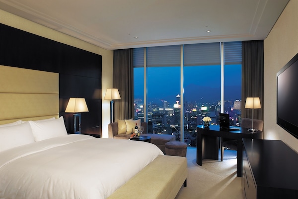 In-room safe, laptop workspace, blackout drapes, soundproofing