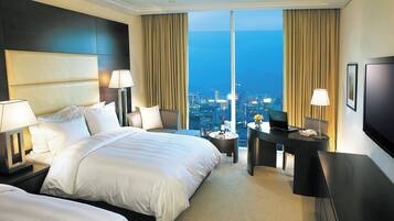 In-room safe, laptop workspace, blackout drapes, iron/ironing board