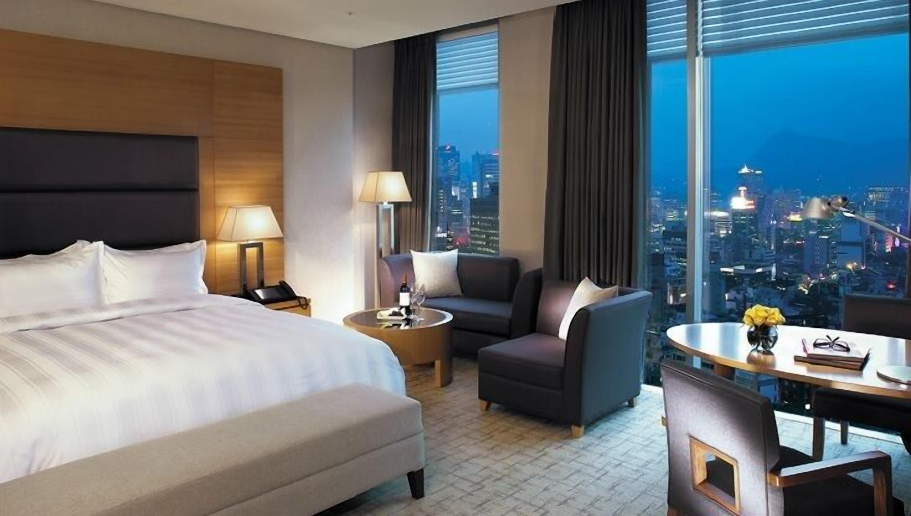 Caja de seguridad en la habitación y espacio para trabajar con laptop 