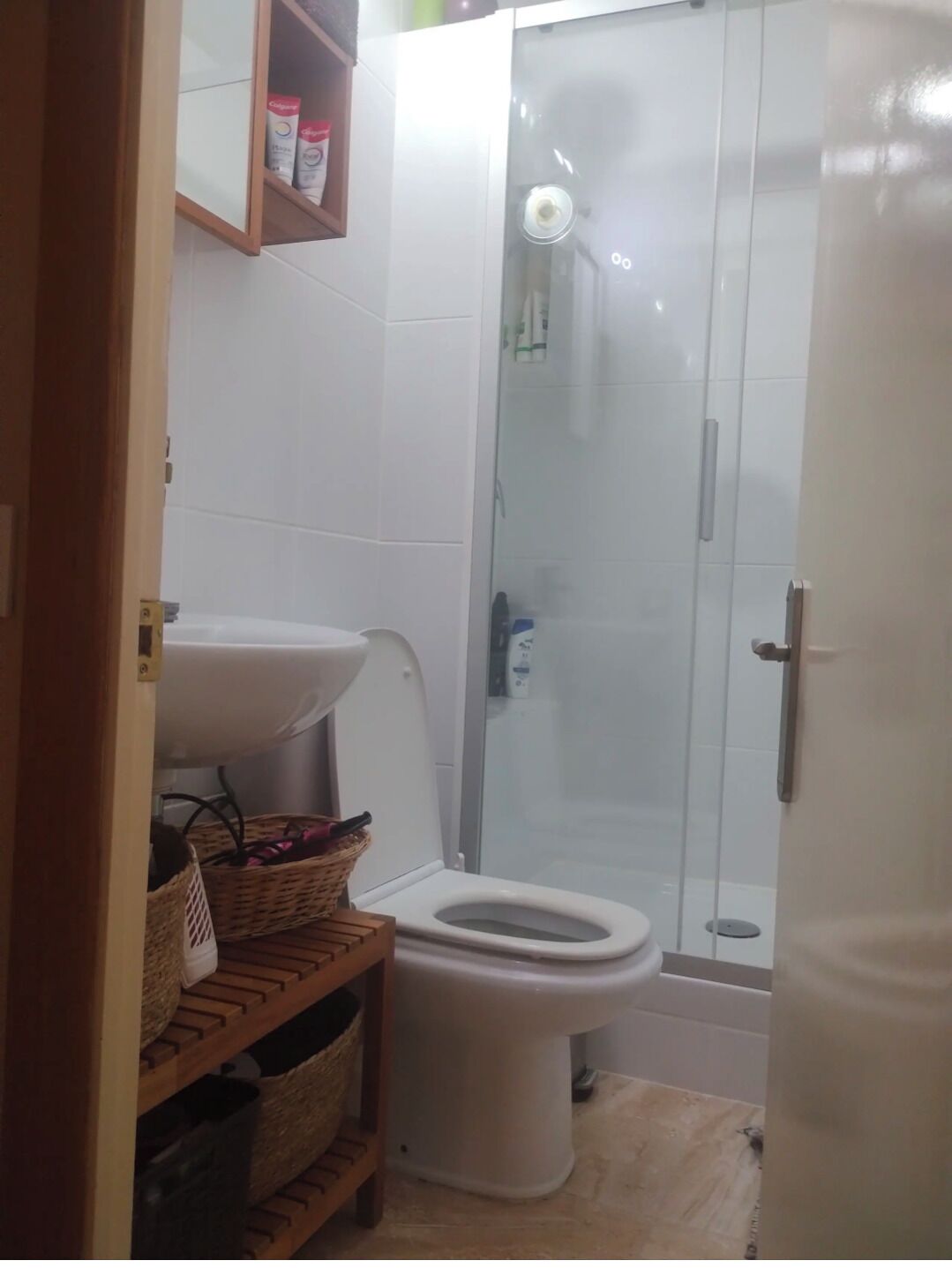 Jetted tub, hair dryer, bidet, towels