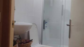 Jetted tub, hair dryer, bidet, towels