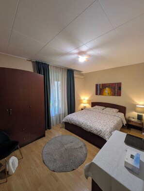 1 habitación, tabla de planchar con plancha y wifi 