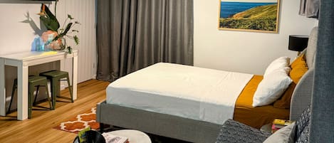 Een bureau, een strijkplank/strijkijzer, gratis wifi, beddengoed