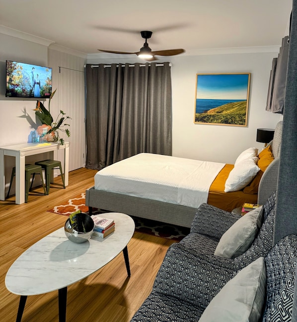 Skrivebord, strykejern/-brett, wi-fi (inkludert) og sengetøy