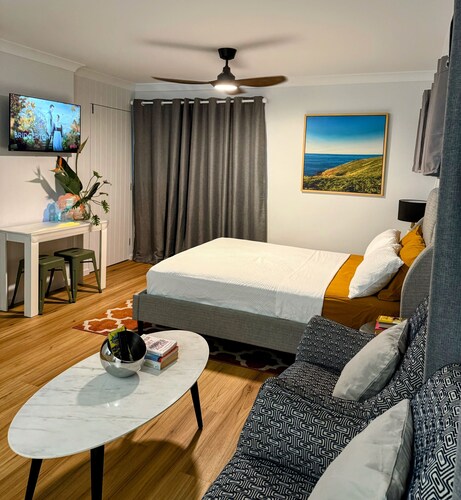 Town-to-beaches Living I Studio for travelling solo, with bestie, or as couple.