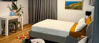 Town-to-beaches Living I Studio for travelling solo, with bestie, or as couple.