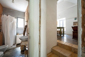 Shower, hair dryer, bidet, towels - Trullo Leontina with Private Pool in the Heart of the Itria Valley (Ceglie Messapica)