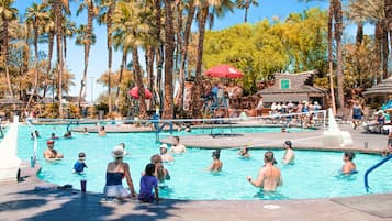 Deluxe suite, uitzicht op zwembad | Zwembad | Een seizoensgebonden buitenzwembad