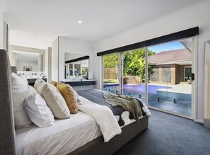 3 bedrooms, iron/ironing board, WiFi, bed sheets - Resort-style family retreat with pool, gym & basketball (Craigieburn)