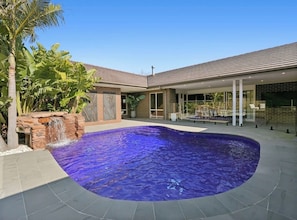 Pool - Resort-style family retreat with pool, gym & basketball (Craigieburn)