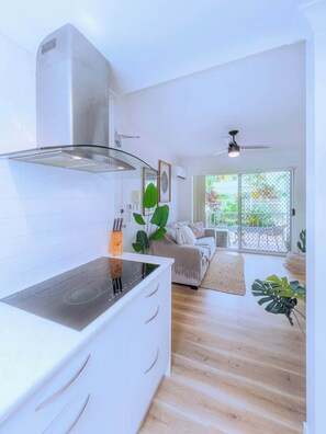 Fridge, microwave, oven, stovetop - Surfers Paradise Apartment - Beach, Pool & WiFi (Surfers Paradise)
