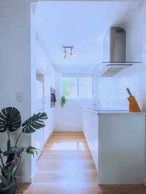 Fridge, microwave, oven, stovetop - Surfers Paradise Apartment - Beach, Pool & WiFi (Surfers Paradise)