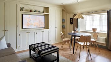 Luxury Suite, Garden View | Living area