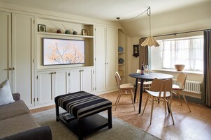 Luxury Suite, Garden View | Living area