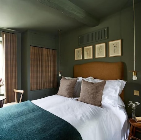 Tabla de planchar con plancha y wifi gratis . The Sun Inn