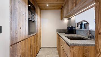 Frigorifero, microonde, forno, piano cottura