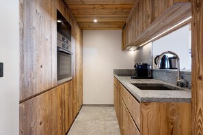 Réfrigérateur, four à micro-ondes, un four, surface de cuisson