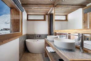 Douche, sèche-cheveux, serviettes fournies