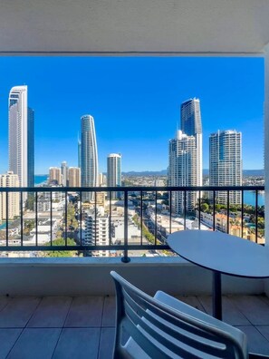 Outdoor dining - Beachside Studio with Ocean View & Resort Access (Surfers Paradise)
