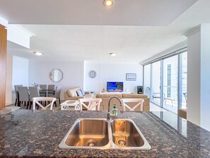 Interior - Surfers Paradise 32nd-Floor Ocean View Apartment (Surfers Paradise)