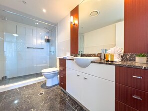 Shower, hair dryer - Surfers Paradise 32nd-Floor Ocean View Apartment (Surfers Paradise)