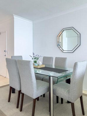 Dining - Surfers Paradise 32nd-Floor Ocean View Apartment (Surfers Paradise)