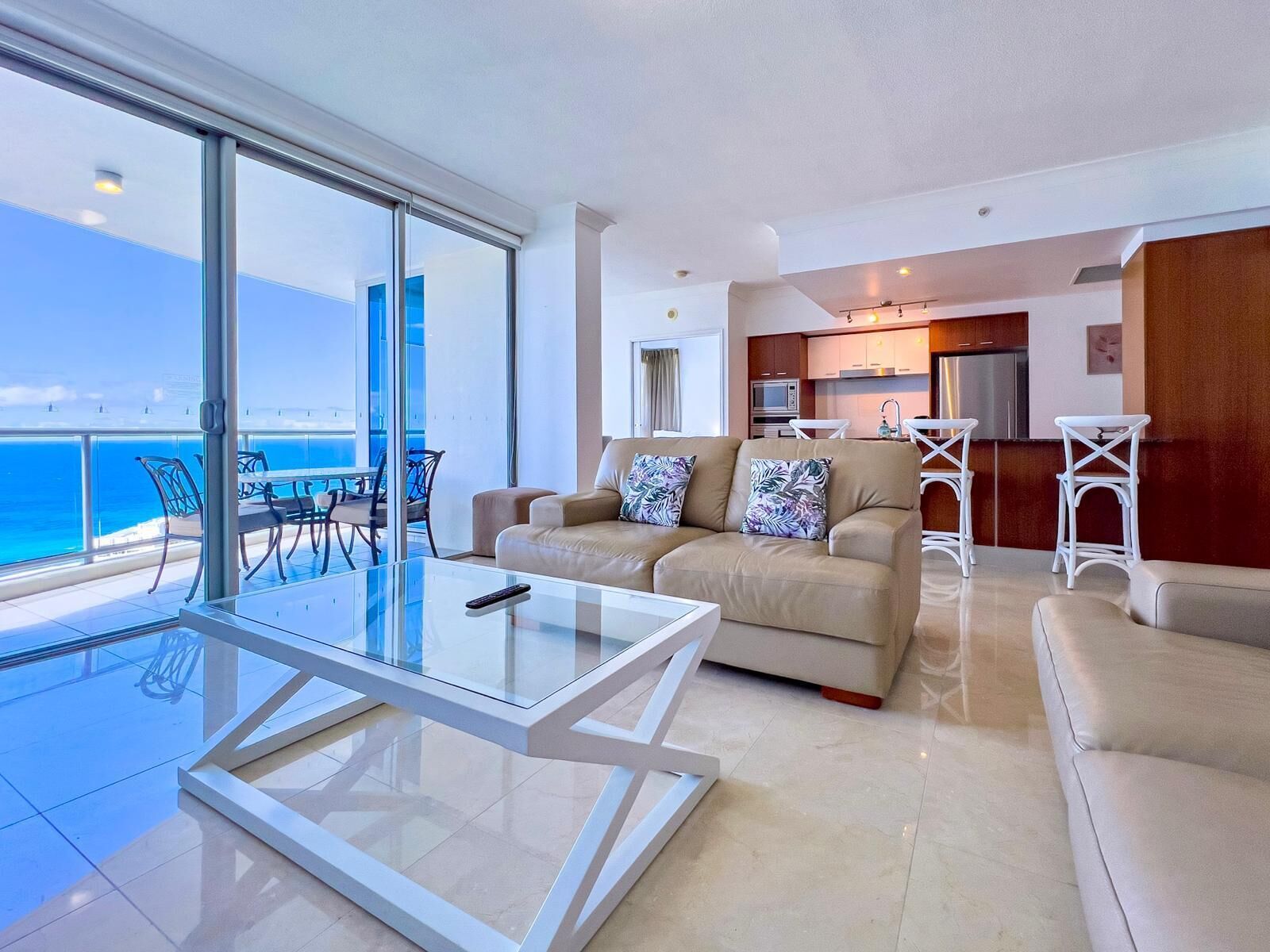 Una televisión, una oficina