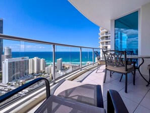 Outdoor dining - Surfers Paradise 32nd-Floor Ocean View Apartment (Surfers Paradise)