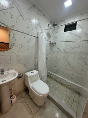 Serviettes fournies, papier toilette