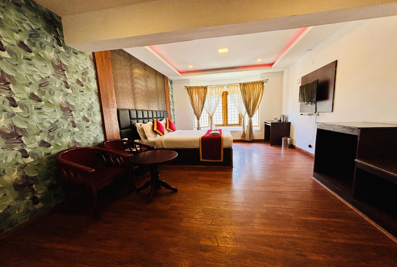 Una habitación de hotel con una cama, un escritorio, una silla, un televisor y una chimenea.