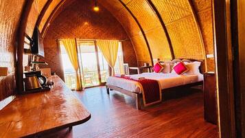 Traditional Studio | Desk, laptop workspace, iron/ironing board, free WiFi